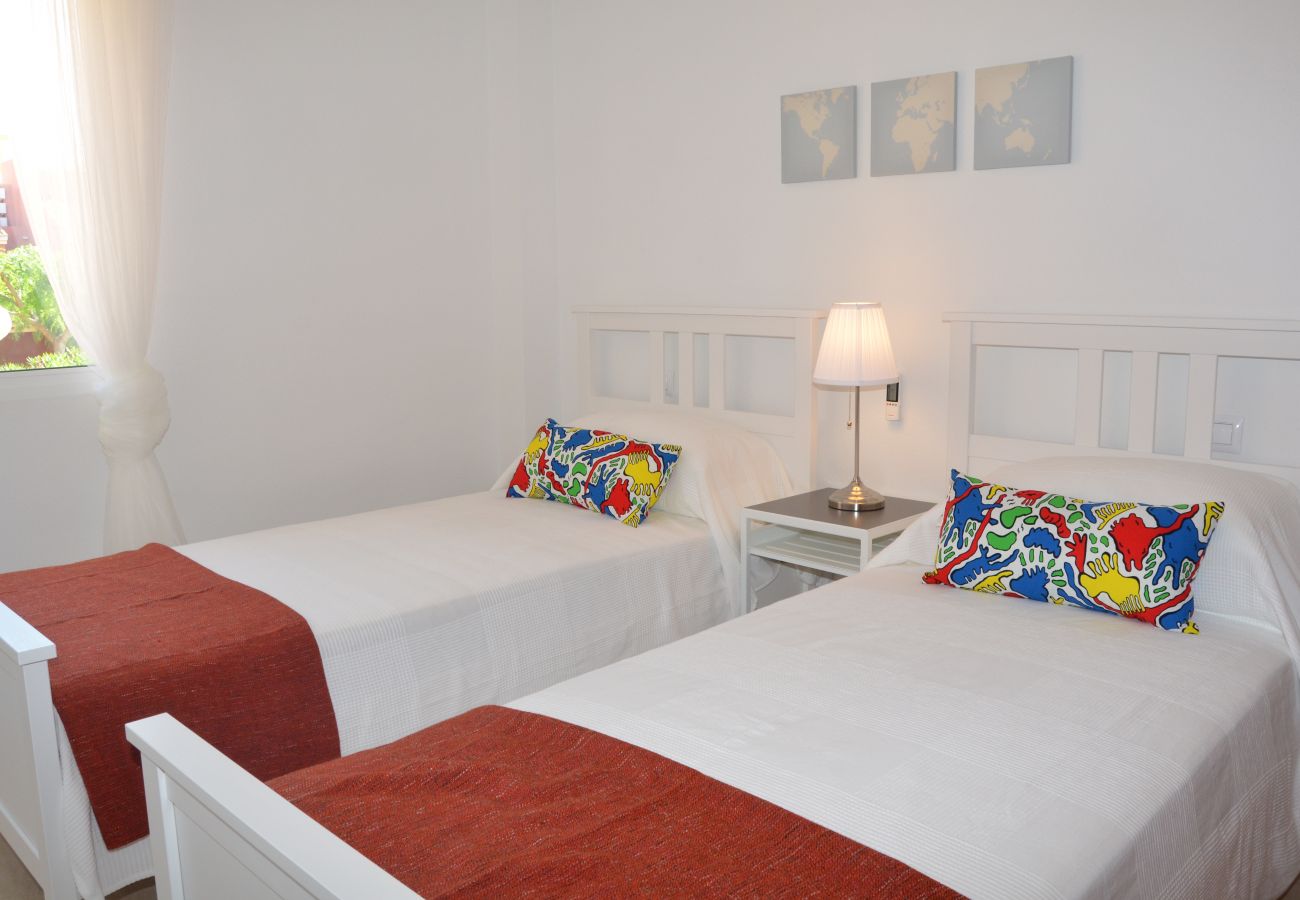 Bonito dormitorio de 2 camas individuales - Resort Choice