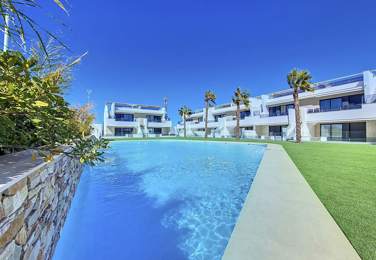 El apartamento La Llana Beach junto a la piscina está situado en Mar De Cristal.