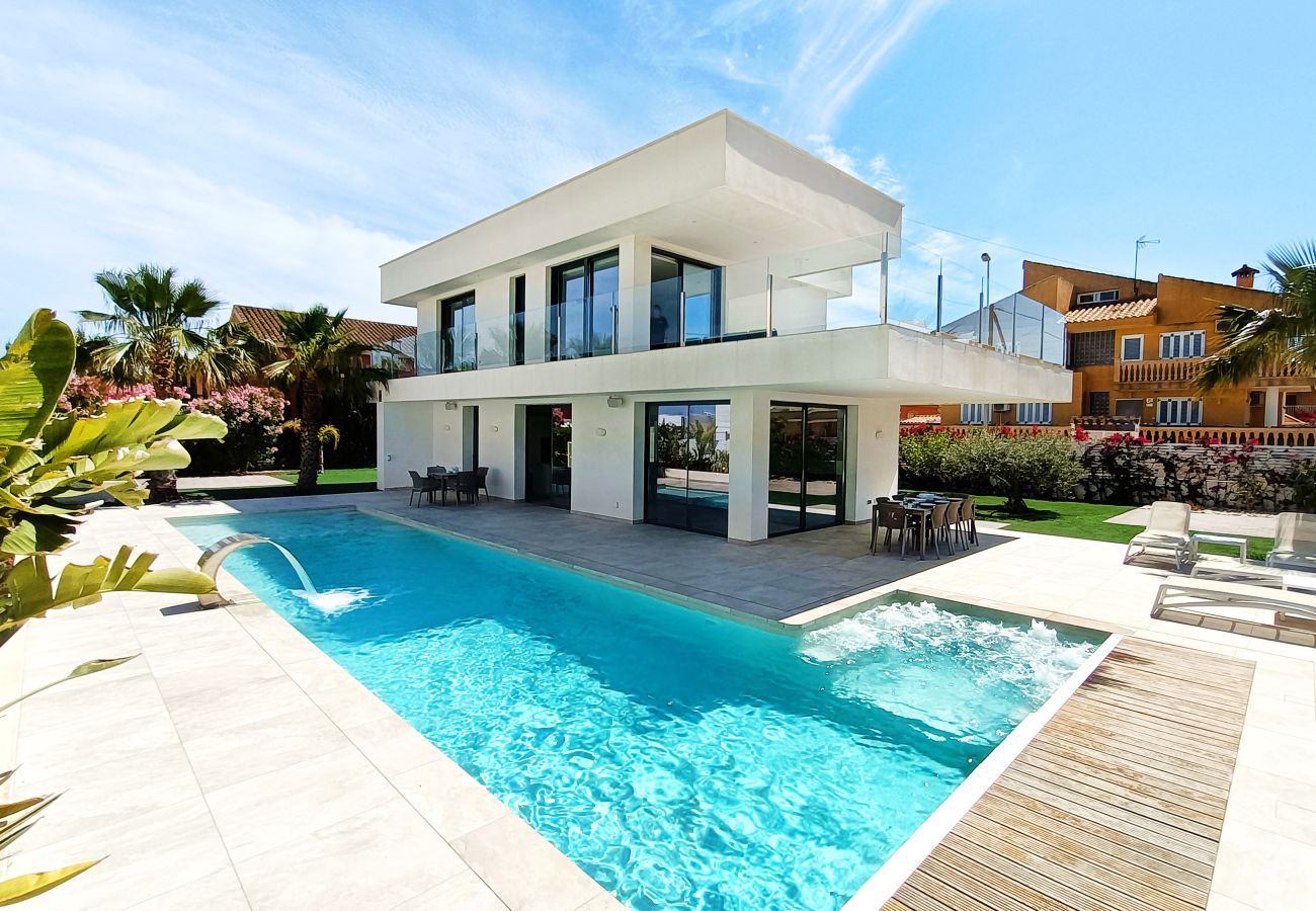 Villa moderna con piscina privada en El Carmoli con vistas al mar Mar Menor.