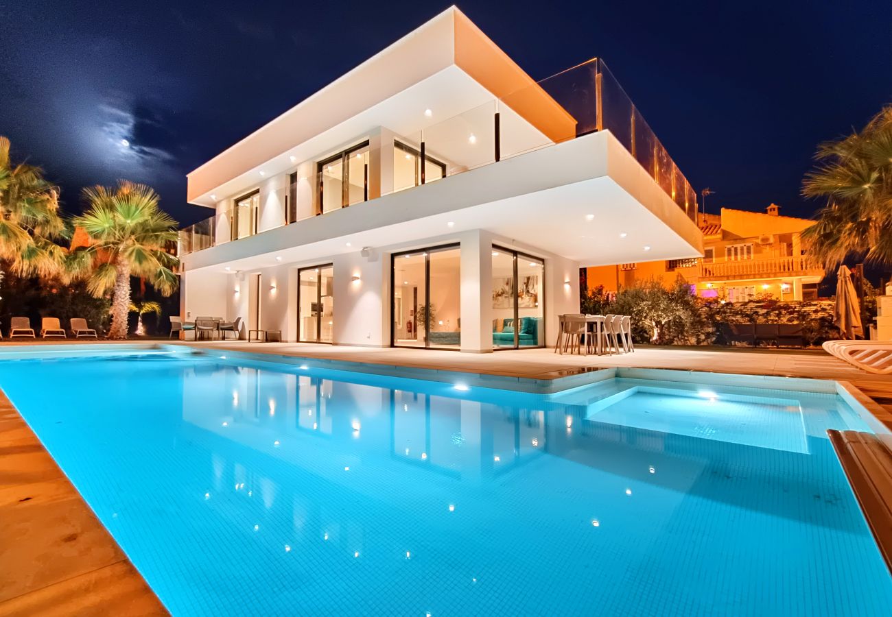 Villa moderna con piscina privada en El Carmoli con vistas al mar Mar Menor.