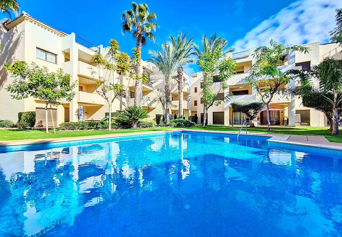 Apartamento en Roda Golf Resort con terraza, acceso a jardín y piscina y proximidad a golf, playas y restaurantes.